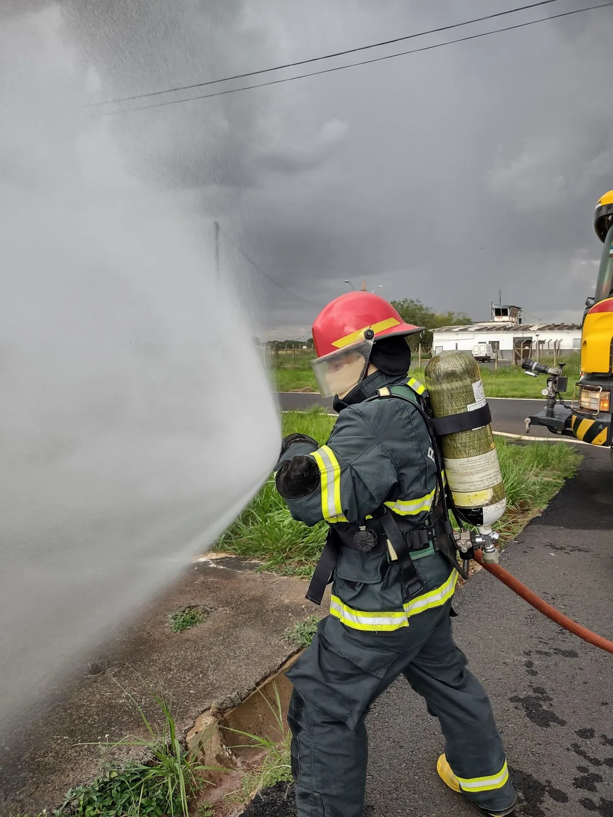 Brigadista Quantum em ação com mangueira de combate a incêndio